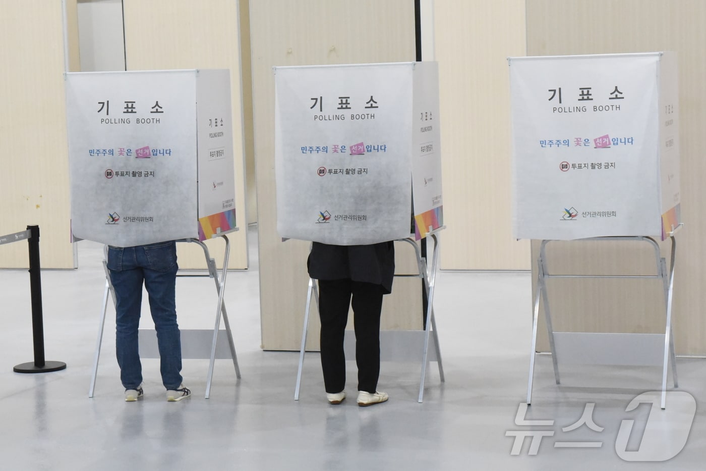 6·3지방선거 사전투표가 시작된 29일 전남 순천대학교 국제문화컨벤션관 1층에 마련된 매곡동 사전투표소를 찾은 시민들이 기표소에서 소중한 한 표를 행사하고 있다. 2026.5.29 ⓒ 뉴스1 김성준 기자