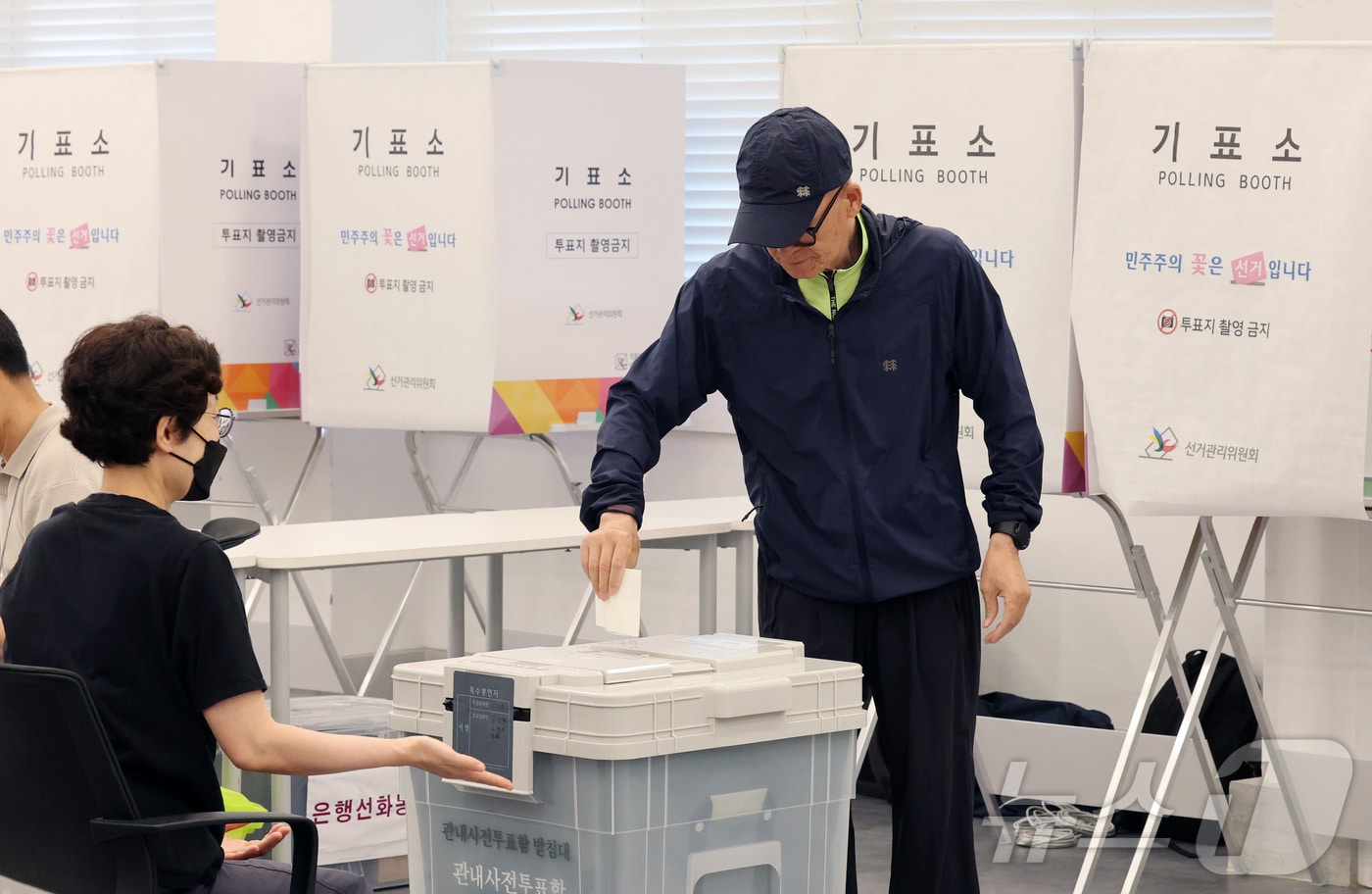 제9회 전국동시지방선거 사전투표가 시작된 29일 대전 중구 은행선화동 사전투표소에서 시민들이 투표에 참여하고 있다. 2026.5.29 ⓒ 뉴스1 김기태 기자