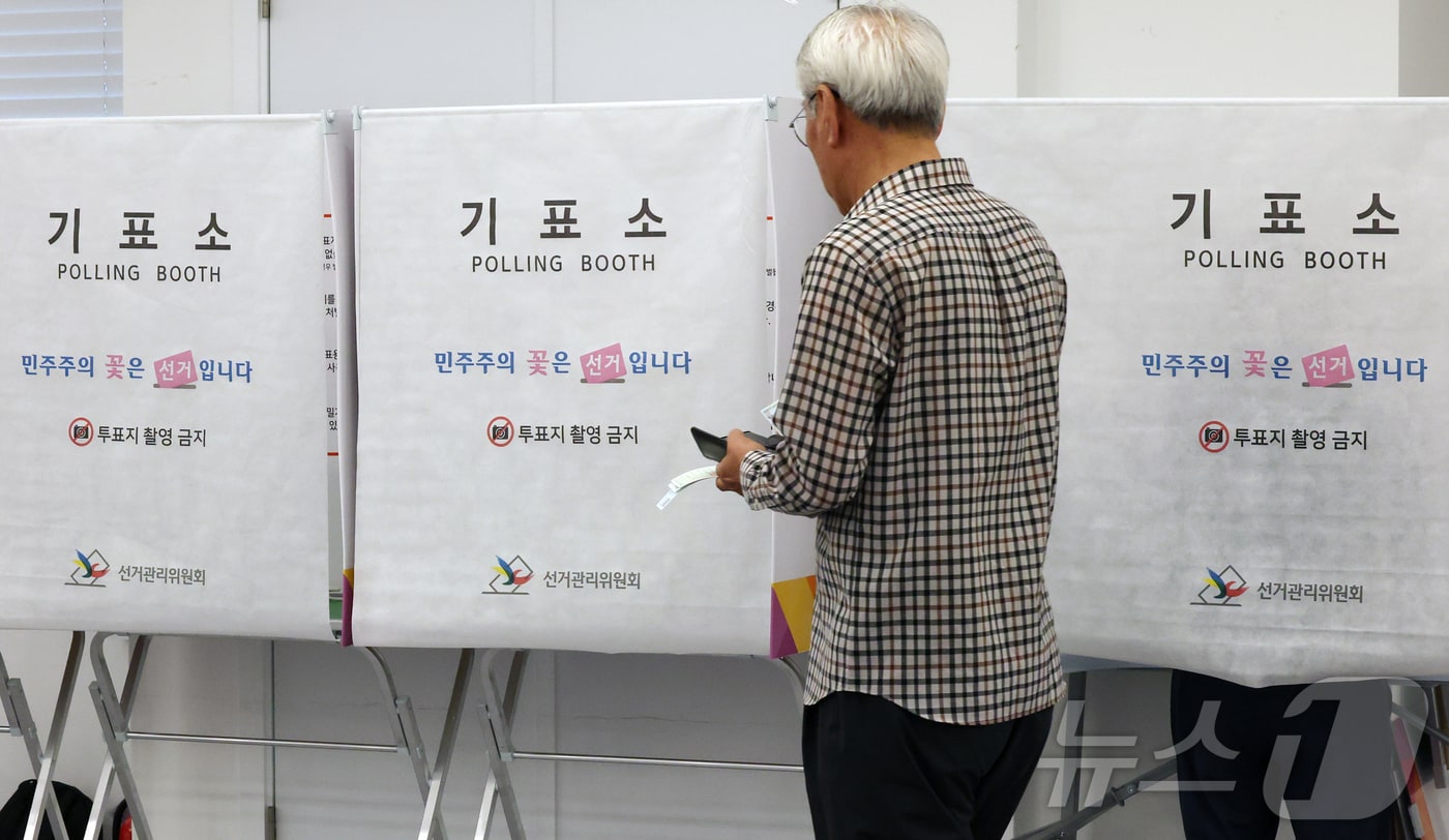 제9회 전국동시지방선거 사전투표가 시작된 29일 대전 중구 은행선화동 사전투표소에서 시민들이 투표에 참여하고 있다. 2026.5.29 ⓒ 뉴스1 김기태 기자