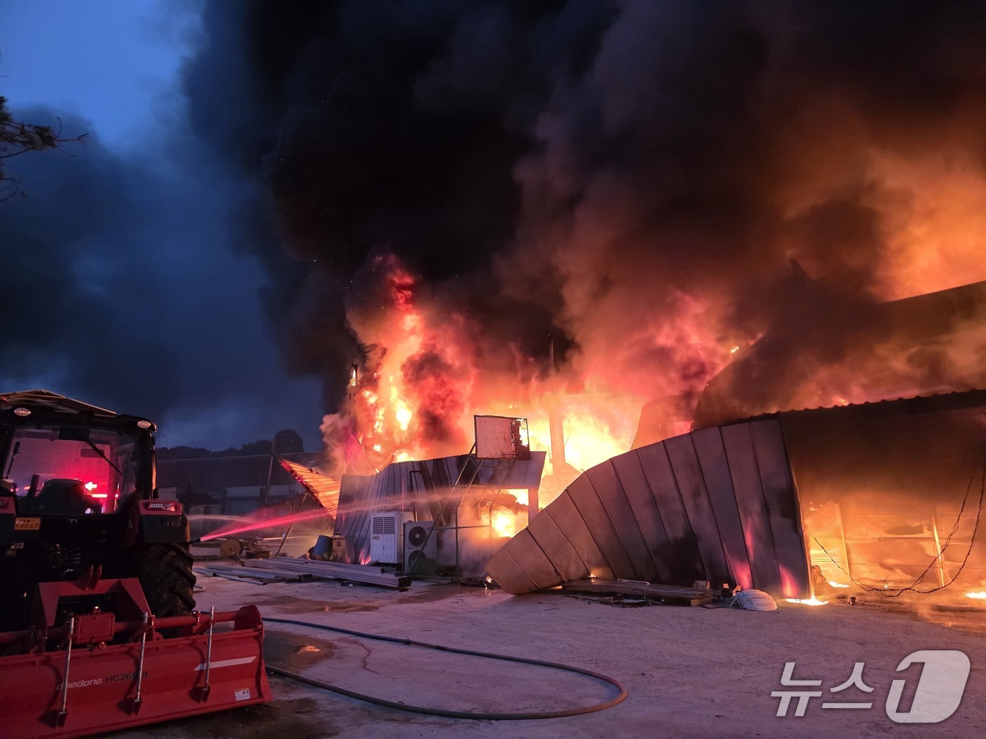28일 오후 7시 39분께 고창군 고수면의 한 양계장 내 달걀선별장에서 불이 나 약 2시간 만에 진화됐다.(전북소방본부 제공. 재판매 및 DB금지)
