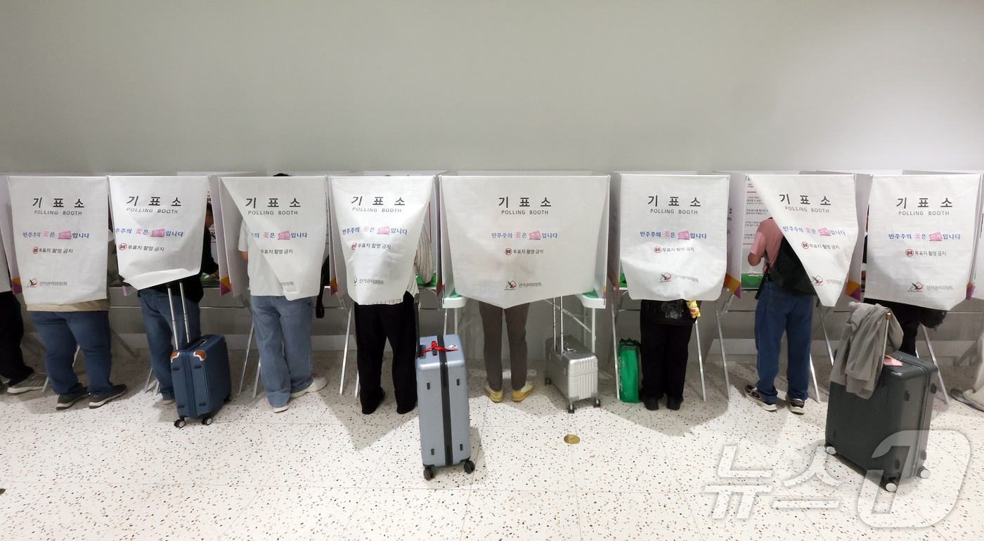 6·3지방선거 사전투표가 시작된 29일 오전 인천국제공항 제1터미널 출국장에 설치된 사전투표소에서 시민들이 출국 전 사전투표를 하고 있다. 2026.5.29 ⓒ 뉴스1 김진환 기자