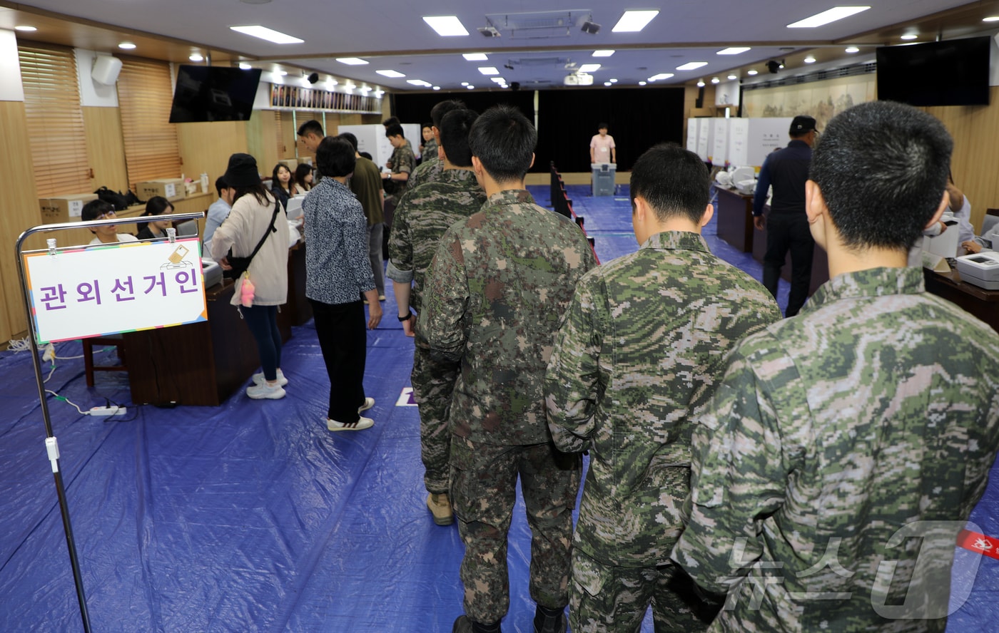 제9회 전국동시지방선거 사전투표 첫날인 29일 오전 제주도의회 의원회관 1층 대회의실에 마련된 제주시 연동 사전투표소에 유권자들의 발길이 이어지고 있다. 2026.5.29 ⓒ 뉴스1 오미란 기자