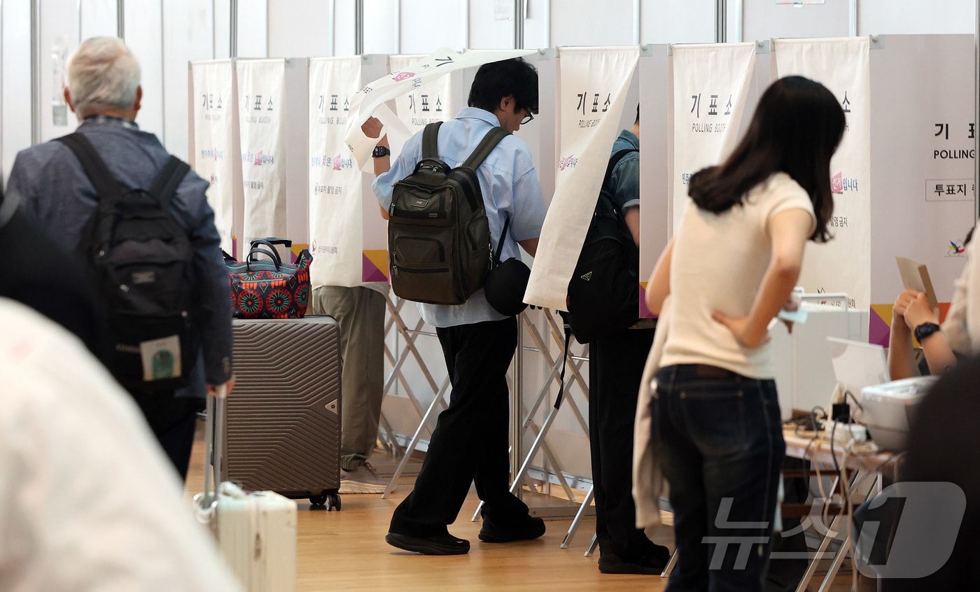 6·3지방선거 사전투표가 시작된 29일 오전 인천국제공항 제2터미널 출국장에 설치된 사전투표소에서 시민들이 사전투표를 하고 있다. 2026.5.29 ⓒ 뉴스1 김진환 기자