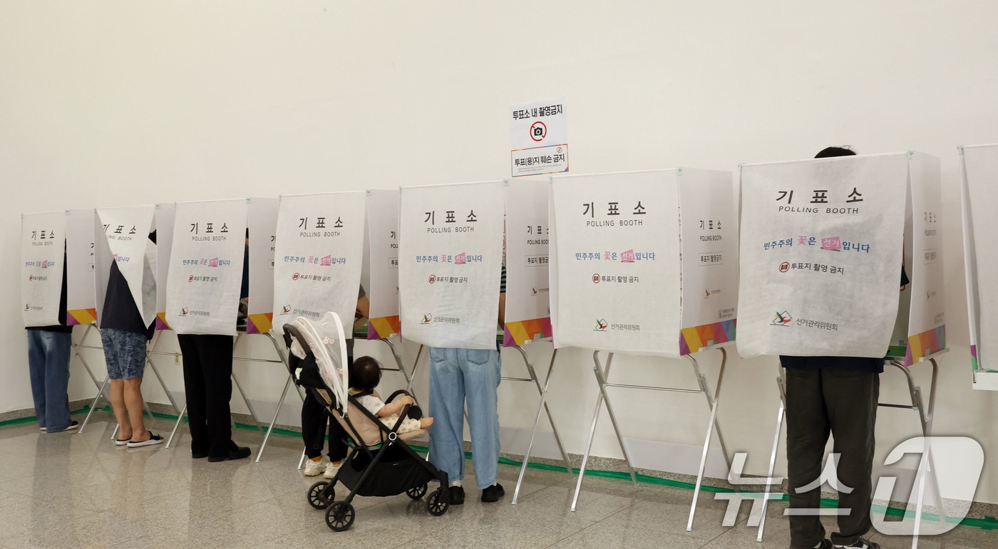 전국동시지방선거 사전투표 첫날인 29일 광주 북구 용봉동 사전투표소로 지정된 전남대학교 용지관컨벤션홀에서 유아차에 아이를 데리고 온 유권자가 투표를 하고 있다. 2026.5.29 ⓒ 뉴스1 박지현 기자