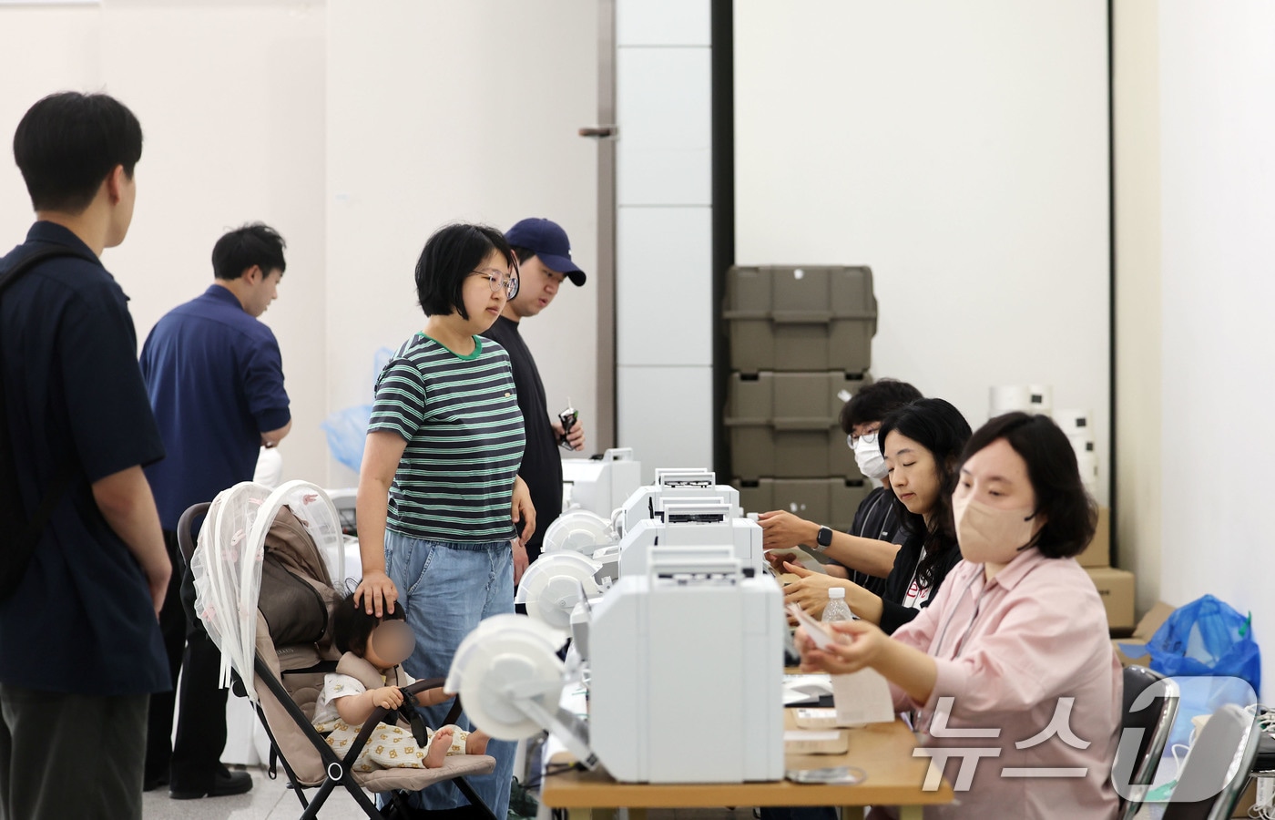 전국동시지방선거 사전투표 첫날인 29일 광주 북구 용봉동 사전투표소로 지정된 전남대학교 용지관컨벤션홀에서 유아차에 아이를 데리고 온 시민이 투표하고 있다. ⓒ 뉴스1 박지현 기자