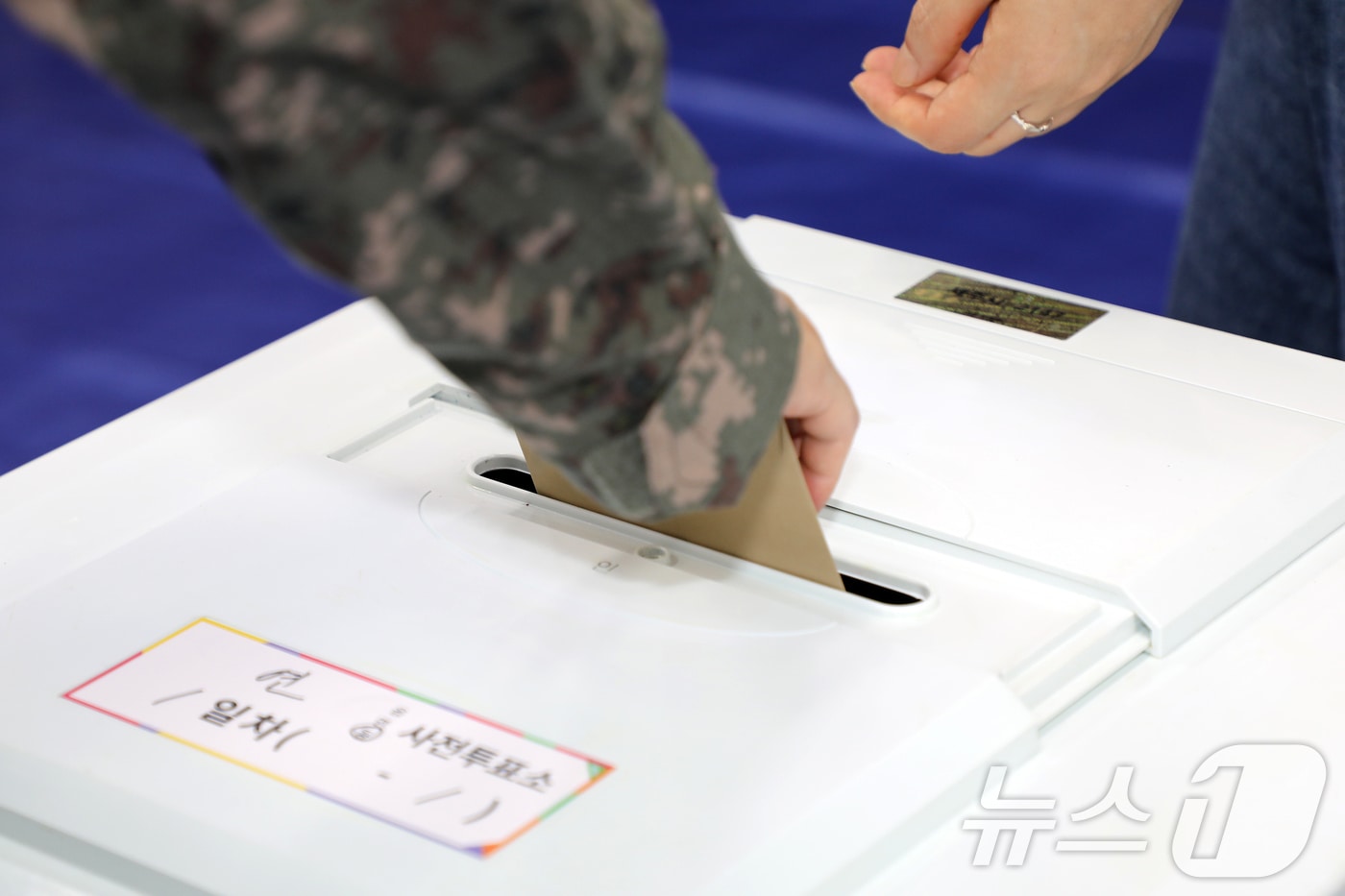 제9회 전국동시지방선거 사전투표 첫날인 29일 오전 제주도의회 의원회관 1층 대회의실에 마련된 제주시 연동 사전투표소에서 해병대 장병이 한표를 행사하고 있다. 2026.5.29 ⓒ 뉴스1 오미란 기자