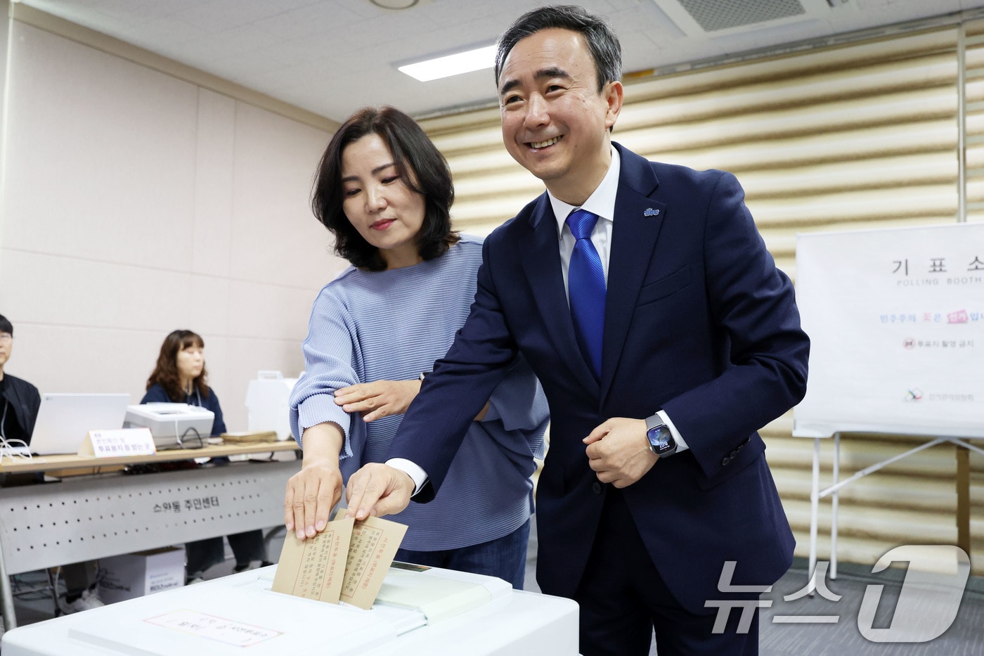 임문영 광주 광산을 국회의원 보궐선거 후보가 제9회 전국동시지방선거 사전투표 첫날인 29일 광산구 수완동 행정복지센터에 마련된 투표소에서 배우자와 함께 투표하고 있다. 2026.5.29 ⓒ 뉴스1 이승현 기자