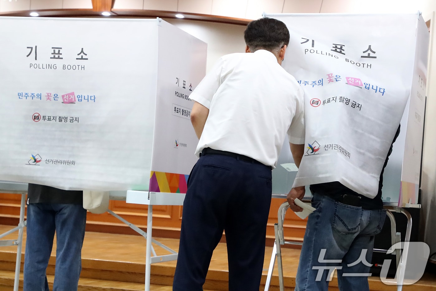 제9회 전국동시지방선거 사전투표 첫날인 29일 오전 8시30분쯤 대구 수성구 고산2동 행정복지센터에 마련된 사전투표소 기표소 내부에서 기표된 투표용지 1매가 발견돼 한 유권자가 항의하고 있다. ⓒ 뉴스1 공정식 기자