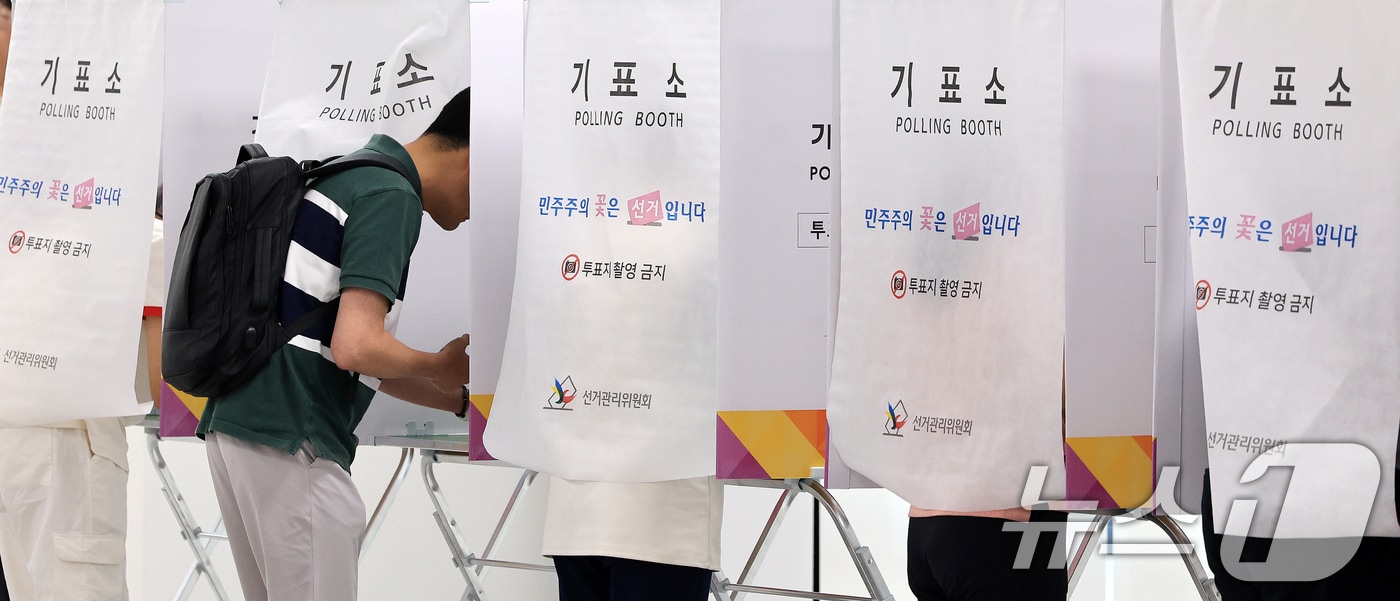 전국동시지방선거 사전투표 첫날인 29일 서울 중구 사전투표소인 소공동행정복합청사에서 유권자들이 투표를 하고 있다. 2026.5.29 ⓒ 뉴스1 이호윤 기자