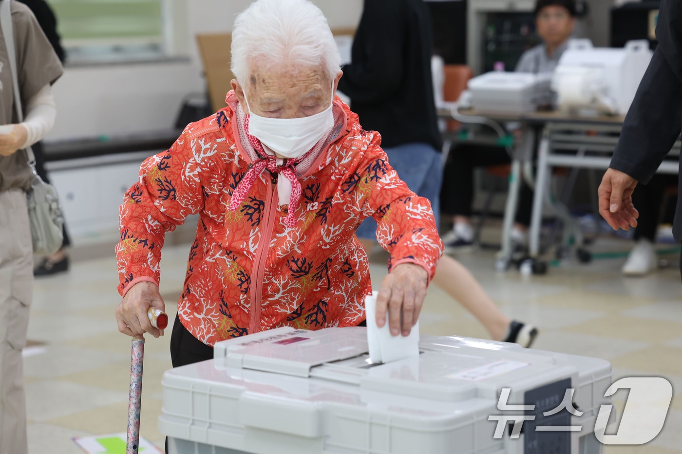 전국동시지방선거 사전투표 첫날인 29일 광주 북구 일곡동 사전투표소에서 104세 어르신이 사전투표를 하고 있다. 2026.5.29 ⓒ 뉴스1 박지현 기자