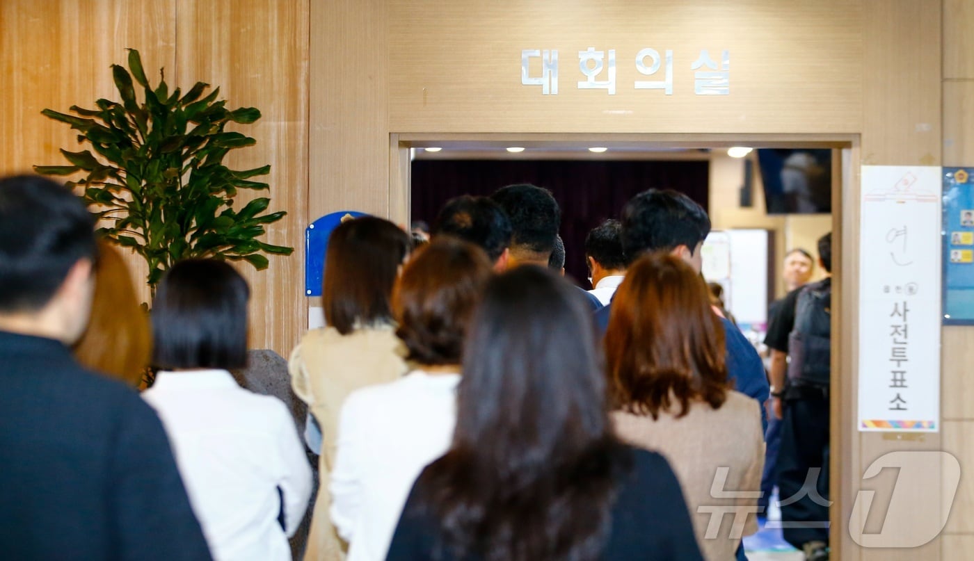 제9회 전국동시지방선거 사전투표 첫날인 29일 오전 제주도의회 의원회관 1층 대회의실에 마련된 제주시 연동 사전투표소가 투표에 나선 유권자들로 북적이고 있다. 2026.5.29 ⓒ 뉴스1 오미란 기자