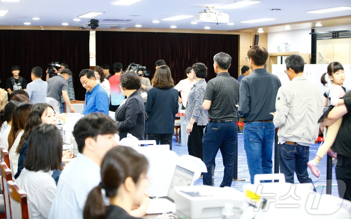 제9회 전국동시지방선거 사전투표 첫날인 29일 오전 제주도의회 의원회관 1층 대회의실에 마련된 제주시 연동 사전투표소가 투표에 나선 유권자들로 북적이고 있다. 2026.5.29 ⓒ 뉴스1 오미란 기자