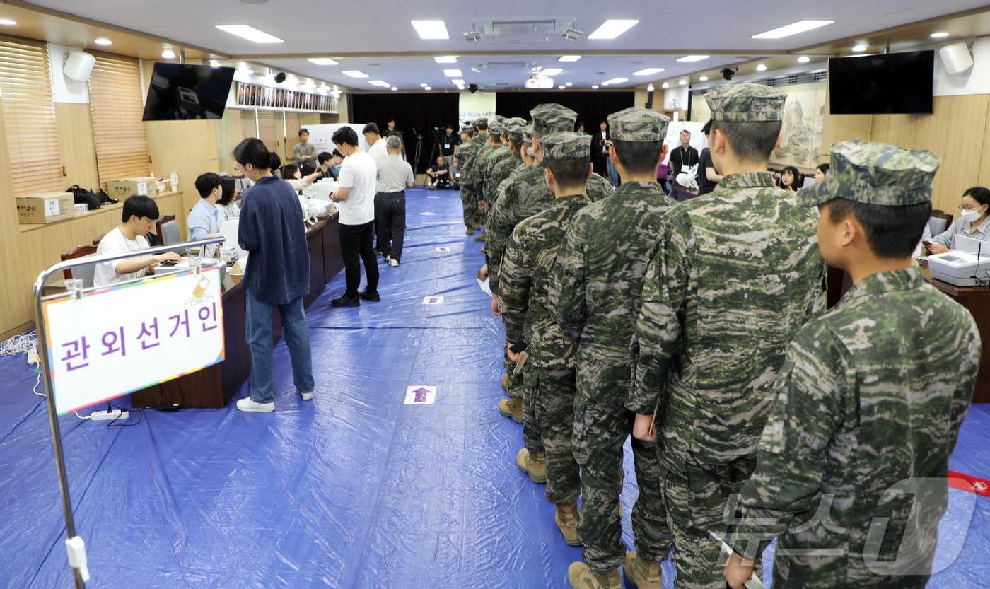 제9회 전국동시지방선거 사전투표 첫날인 29일 오전 제주도의회 의원회관 1층 대회의실에 마련된 제주시 연동 사전투표소에 군 장병 유권자들의 발길이 이어지고 있다. 2026.5.29 ⓒ 뉴스1 오미란 기자