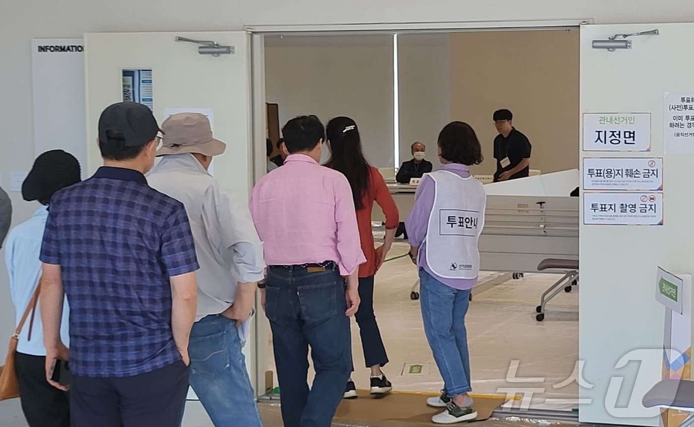 제9회 전국동시지방선거의 사전투표 일정이 29일 시작된 가운데, 이날 오전 강원 원주시 지정면 원주기업도시의 서부권 생활문화센터 내 사전투표소에서 유권자들이 소중한 한 표를 행사하기 위해 줄을 서고 있다. 2026.5.29 ⓒ 뉴스1 신관호 기자