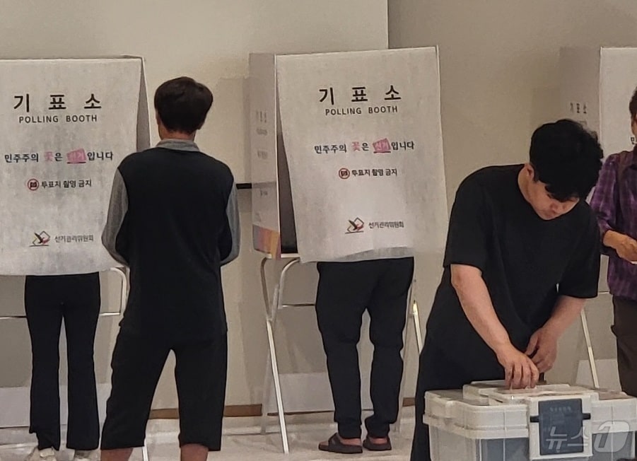 제9회 전국동시지방선거의 사전투표가 시작 29일 오전 강원 원주시 지정면 원주기업도시의 서부권 생활문화센터 내 사전투표소에서 유권자들이 소중한 한 표를 행사하고 있다. 2026.5.29 ⓒ 뉴스1 신관호 기자