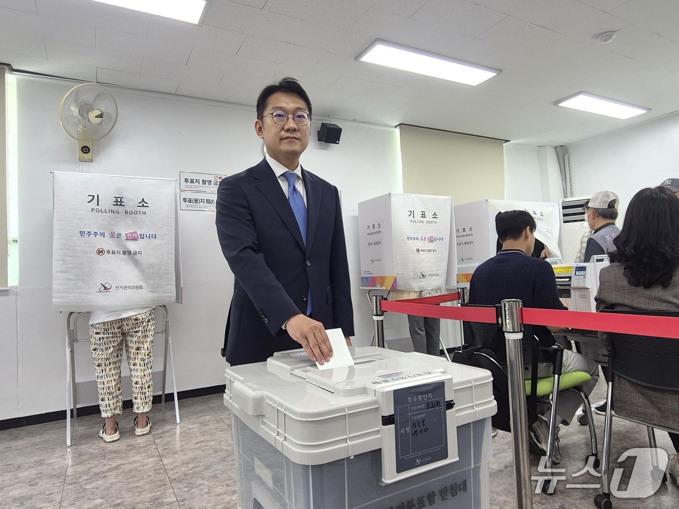 더불어민주아 김남준 계양을 보궐선거 후보가 29일 인천 계양구 작전·서운동 행정복지센터를 찾아 사전투표에 참여하고 있다/뉴스1