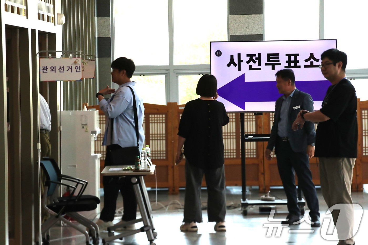29일 오전 9시 경북 예천군 호명읍 경북여성가족플라자 1층 '호명읍 사전투표소'에서 시민들이 소중한 한표를 행사하고 있다.2026.5.29 ⓒ 뉴스1 신성훈 기자