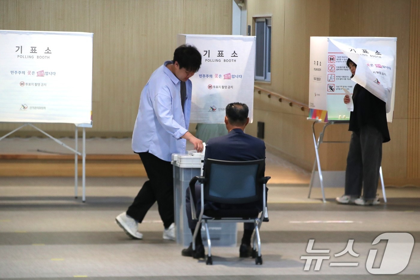 29일 오전 9시 경북 예천군 호명읍 경북여성가족플라자 1층 '호명읍 사전투표소'에서 시민들이 소중한 한표를 행사하고 있다.2026.5.29 ⓒ 뉴스1 신성훈 기자