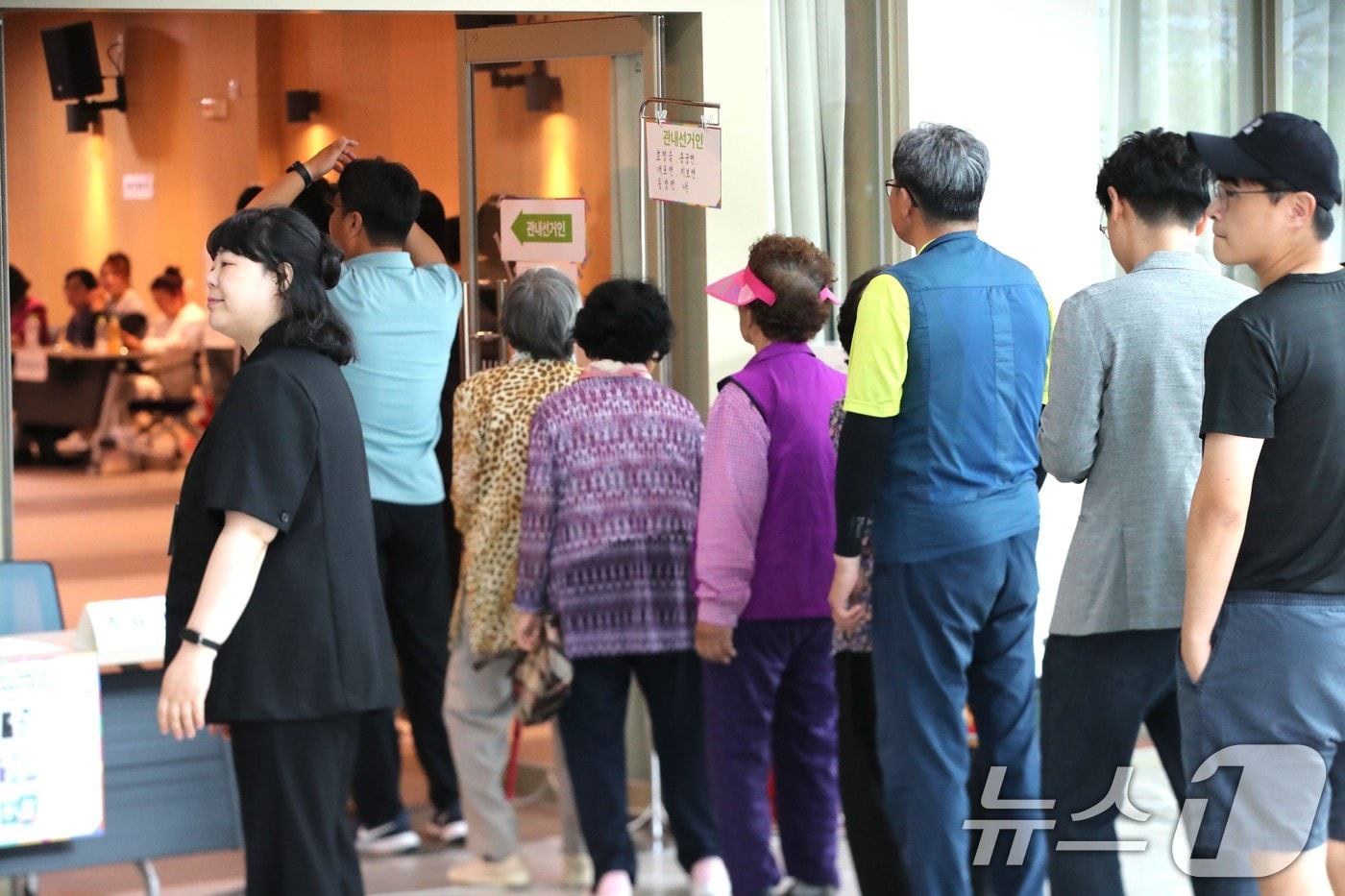 29일 오전 9시 경북 예천군 호명읍 경북여성가족플라자 1층 '호명읍 사전투표소'에서 시민들이 소중한 한표를 행사하고 있다.2026.5.29 ⓒ 뉴스1 신성훈 기자