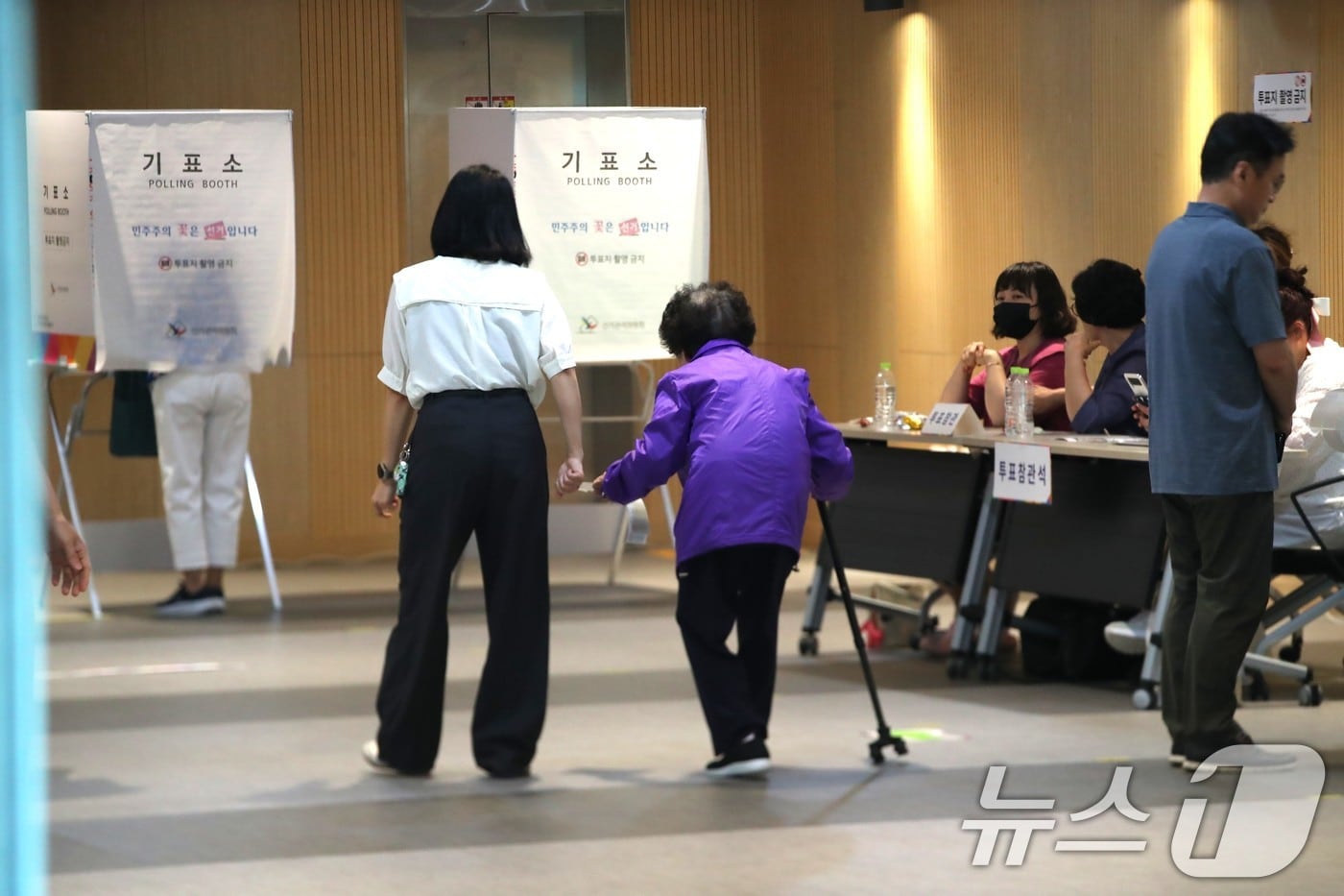 29일 오전 9시 경북 예천군 호명읍 경북여성가족플라자 1층 '호명읍 사전투표소'에서 시민들이 소중한 한표를 행사하고 있다.2026.5.29 ⓒ 뉴스1 신성훈 기자