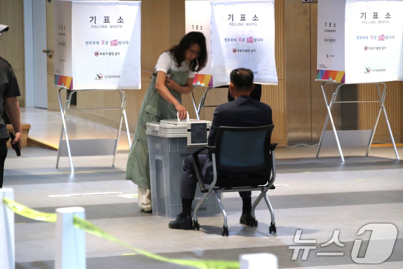 29일 오전 9시 경북 예천군 호명읍 경북여성가족플라자 1층 '호명읍 사전투표소'에서 시민들이 소중한 한표를 행사하고 있다.2026.5.29 ⓒ 뉴스1 신성훈 기자