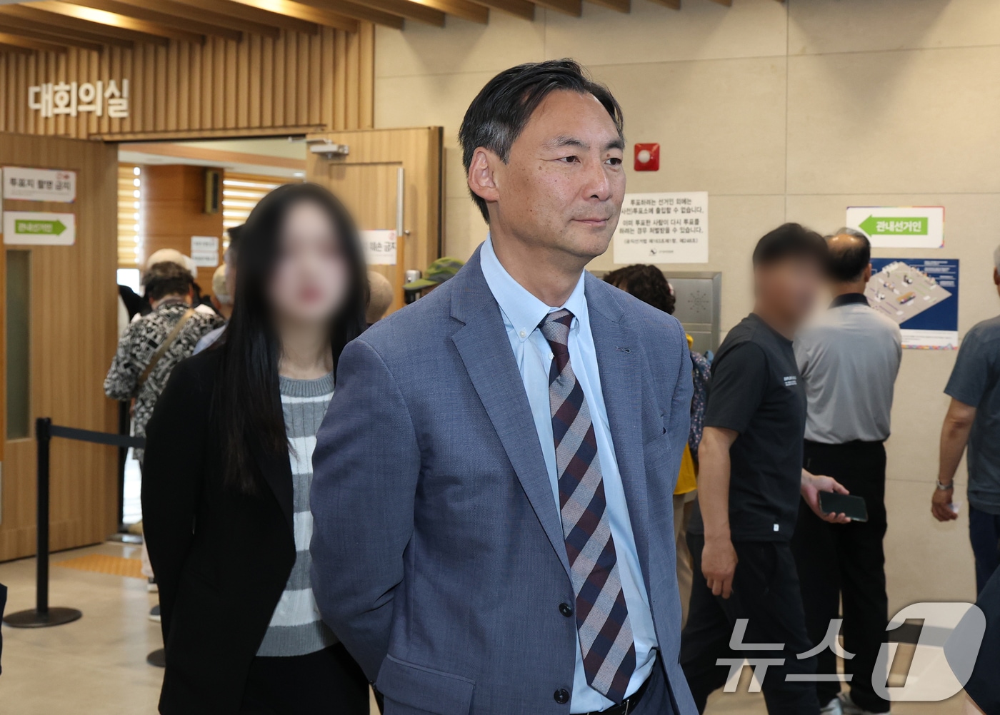 6·3 지방선거를 앞두고 한국에 입국한 '부정선거' 음모론을 주장해 온 모스 탄(한국명 단현명) 미국 리버티대 교수가 29일 경기 평택시 안중읍행정복지센터에 마련된 사전투표소를 방문해 현장을 둘러보고 있다. 2026.5.29 ⓒ 뉴스1 김영운 기자