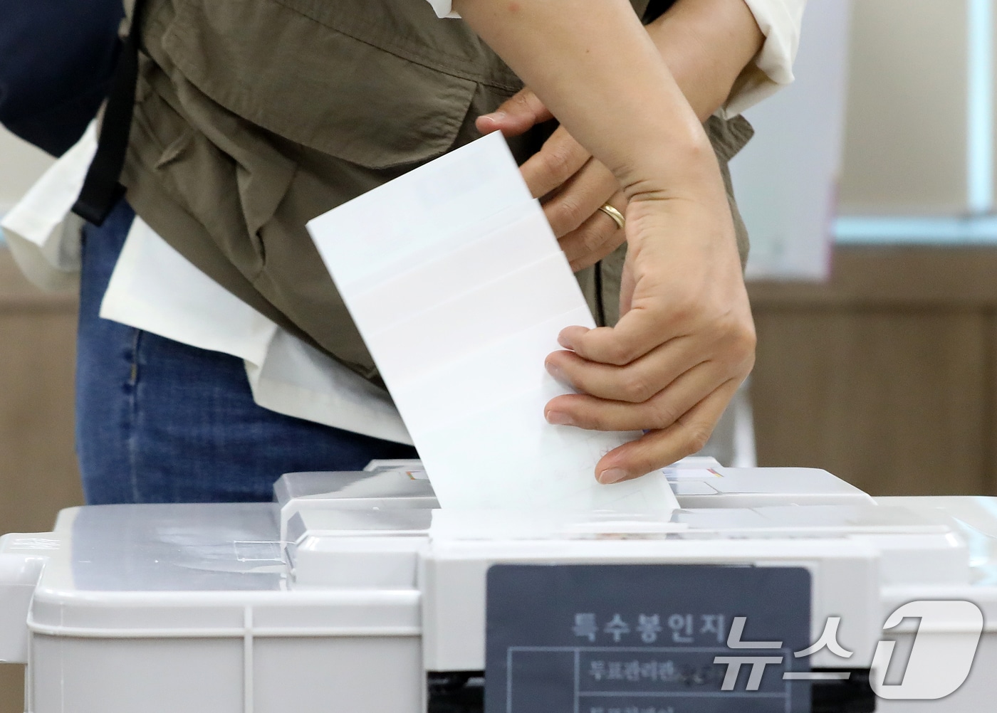 6·3 지방선거 및 국회의원 재보궐선거 사전투표 첫날인 29일 오전 경남 양산 하북면주민자치센터에 마련된 사전투표소에서 유권자가 소중한 한 표를 행사하고 있다. ⓒ 뉴스1 윤일지 기자