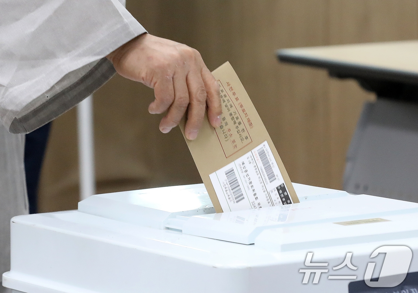 6·3 지방선거 및 국회의원 재보궐선거 사전투표 첫날인 29일 오전 경남 양산 하북면주민자치센터에 마련된 사전투표소에서 통도사 스님이 소중한 한 표를 행사하고 있다. ⓒ 뉴스1 윤일지 기자