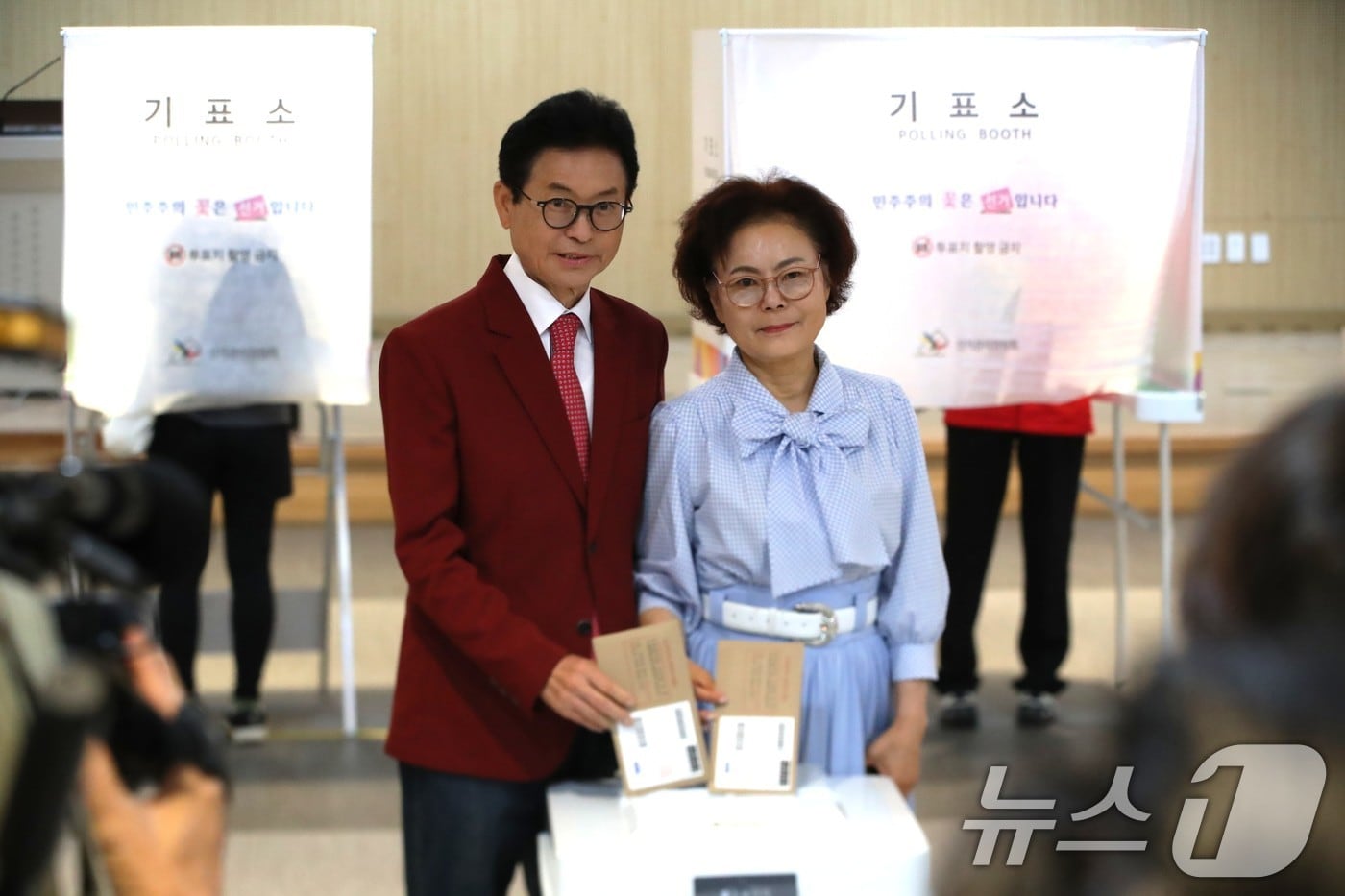 이철우 국민의힘 경북도지사 후보와 부인 김재덕씨가 29일 오전 경북여성가족플라자 호명읍 사전투표소에서 투표를 하고 있다.2026.5.29 ⓒ 뉴스1 신성훈 기자