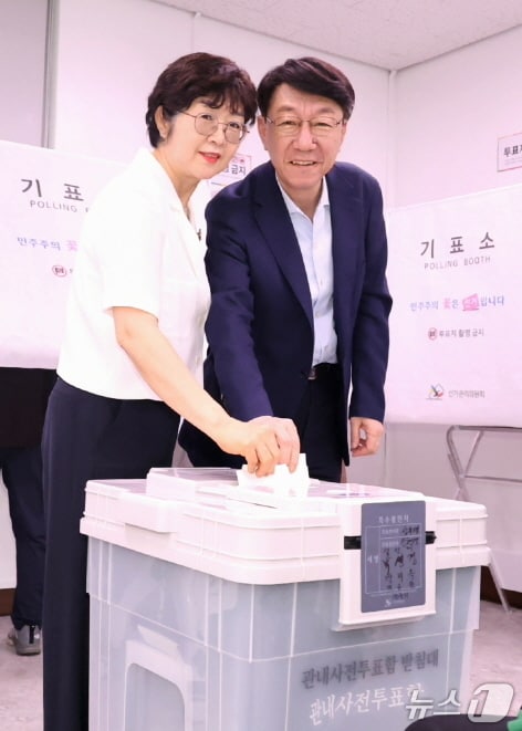 우범기 전주시장이 29일 오전 서신동주민센터에 마련된 사전투표소에서 투표를 하고 있다.(전주시 제공, 재판매 및 DB 금지)/뉴스1