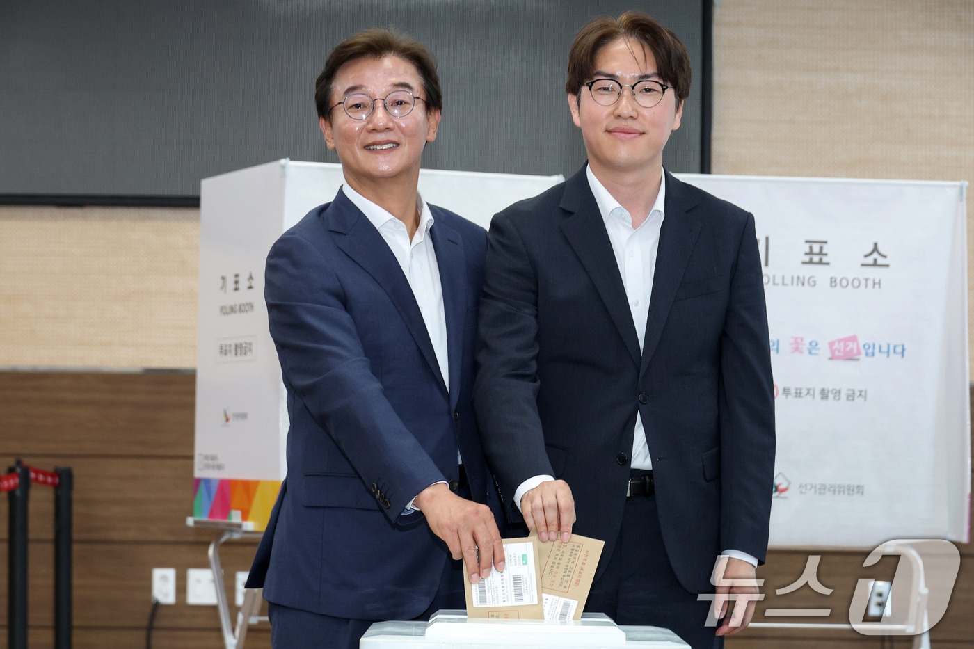 전재수 더불어민주당 부산시장 후보(왼쪽)와 하정우 더불어민주당 부산 북구갑 국회의원 후보가 6·3 지방선거 및 국회의원 재보궐선거 사전투표 첫날인 29일 부산 북구 덕천2동행정복지센터에 마련된 사전투표소에서 투표를 하고 있다. (공동취재) 2026.5.29 ⓒ 뉴스1 윤일지 기자