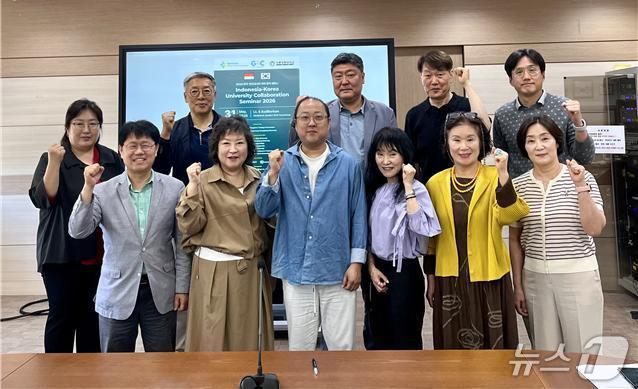 강릉영동대학교 관계자들이 ‘2026 한국-인도네시아 대학 협력 세미나’ 참석에 앞서 성공적인 국제교류 협력 추진을 다짐하며 기념촬영을 하고 있다.(강릉영동대 제공, 재판매 및 DB 금지) 2026.5.29/뉴스1