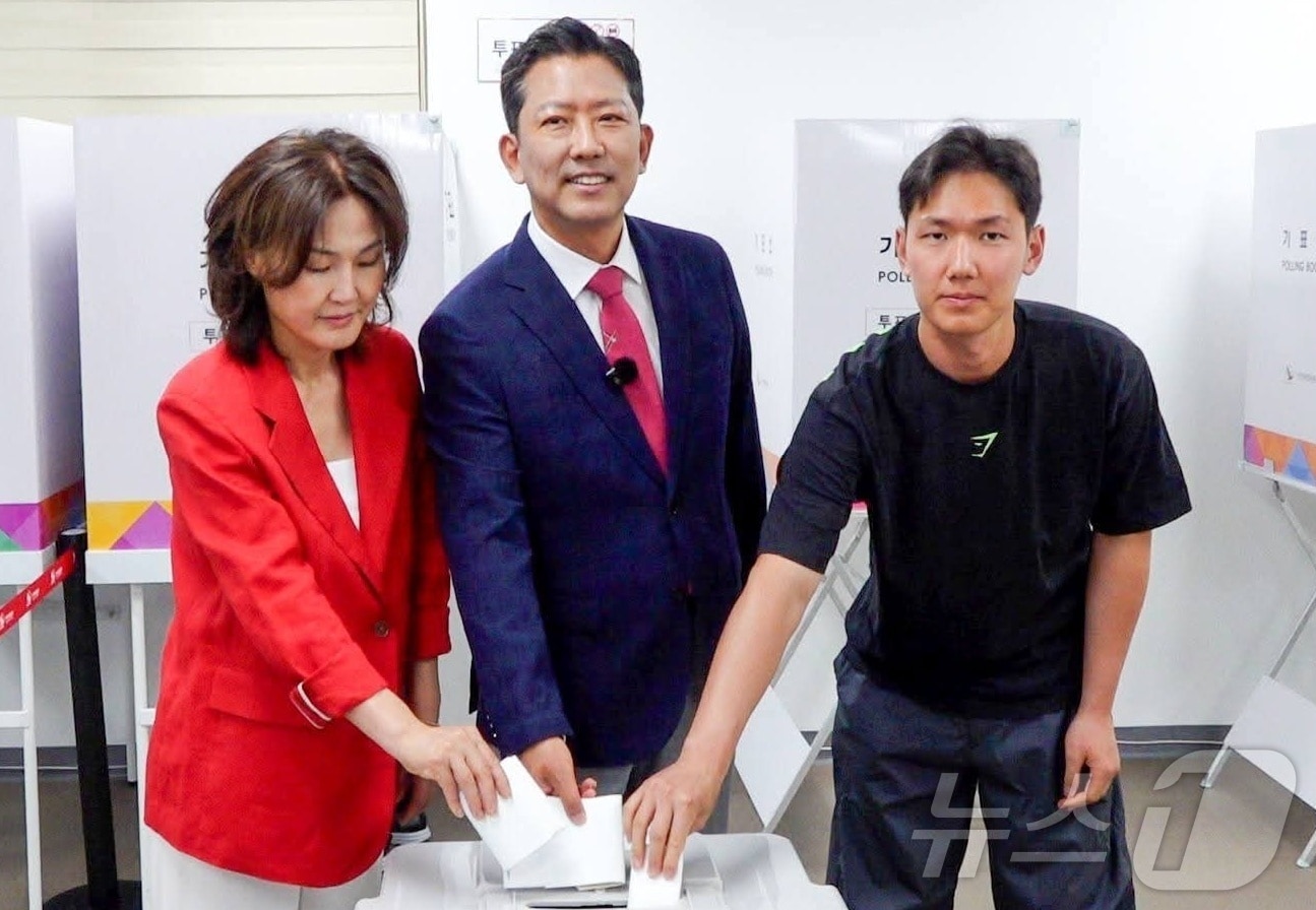 김장호 국민의힘 구미시장 후보가 29일 송정복지센터 2층 사전투표소에서 가족과 함께 소중한 한 표를 행사하고 있다.(김장호 캠프 제공. 재판매 및 DB금지) ⓒ 뉴스1 정우용 기자