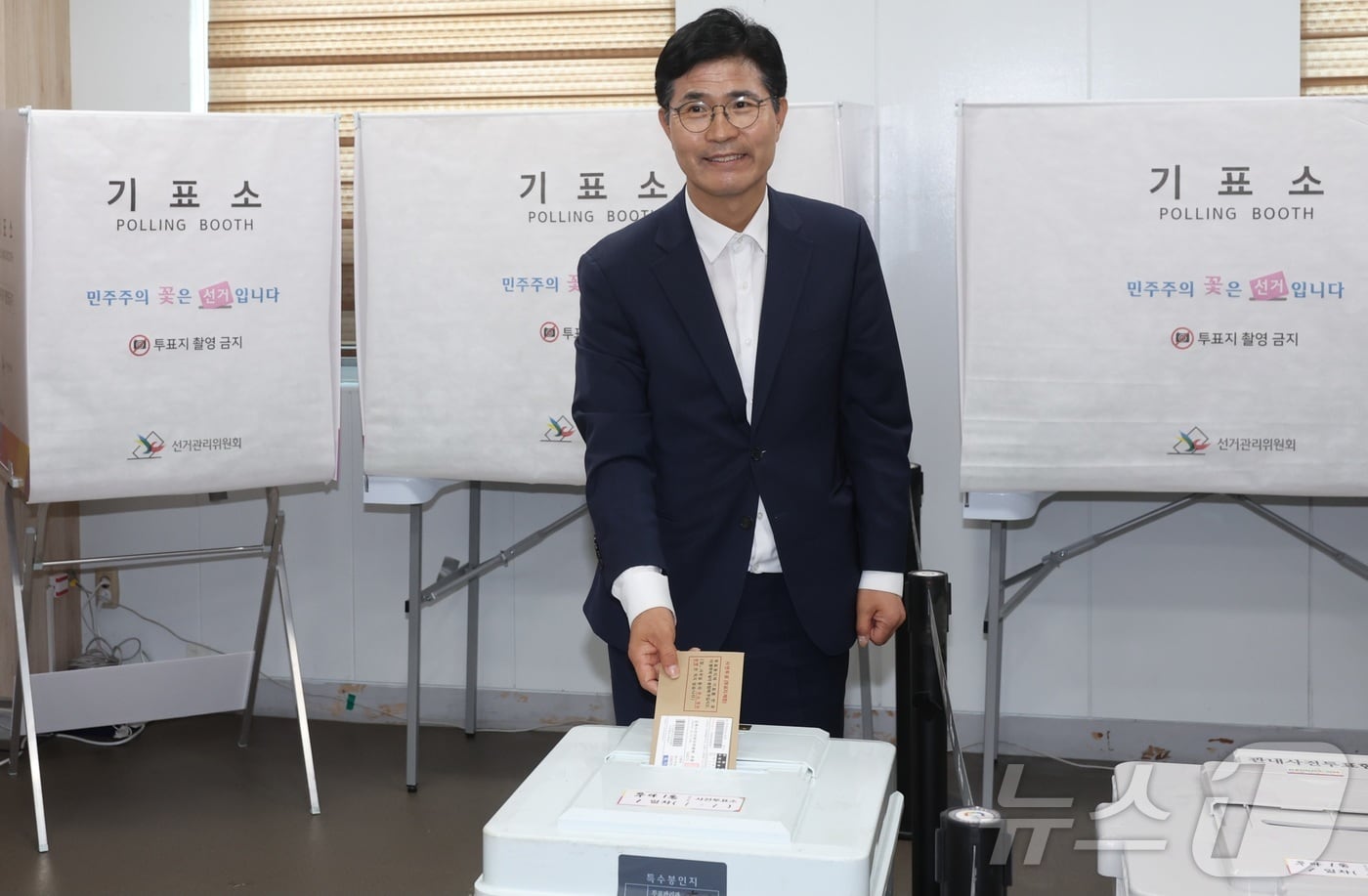 이원택 더불어민주당 전북도지사 후보가 29일 전북 전주시 우아1동 주민센터에 마련된 사전투표소를 찾아 사전투표를 하고 있다. 2026.5.29 ⓒ 뉴스1 유경석 기자