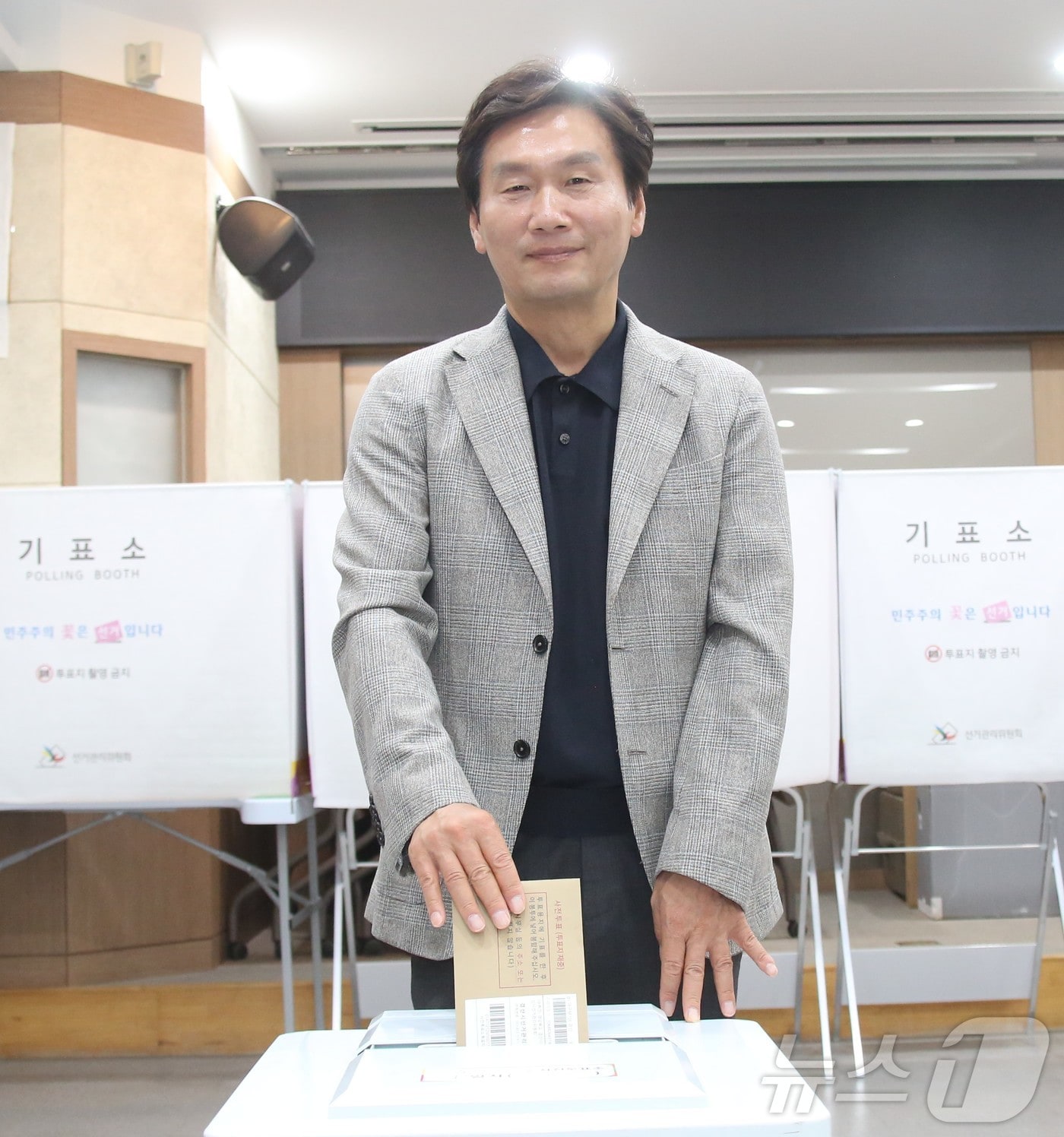 조현일 국민의힘 경북 경산시장 후보가 29일 경산시청에 마련된 사전투표소에서 소중한 한표를 행사하고 있다. (조현일 캠프 제공. 재판매 및 DB금지) ⓒ 뉴스1 정우용 기자
