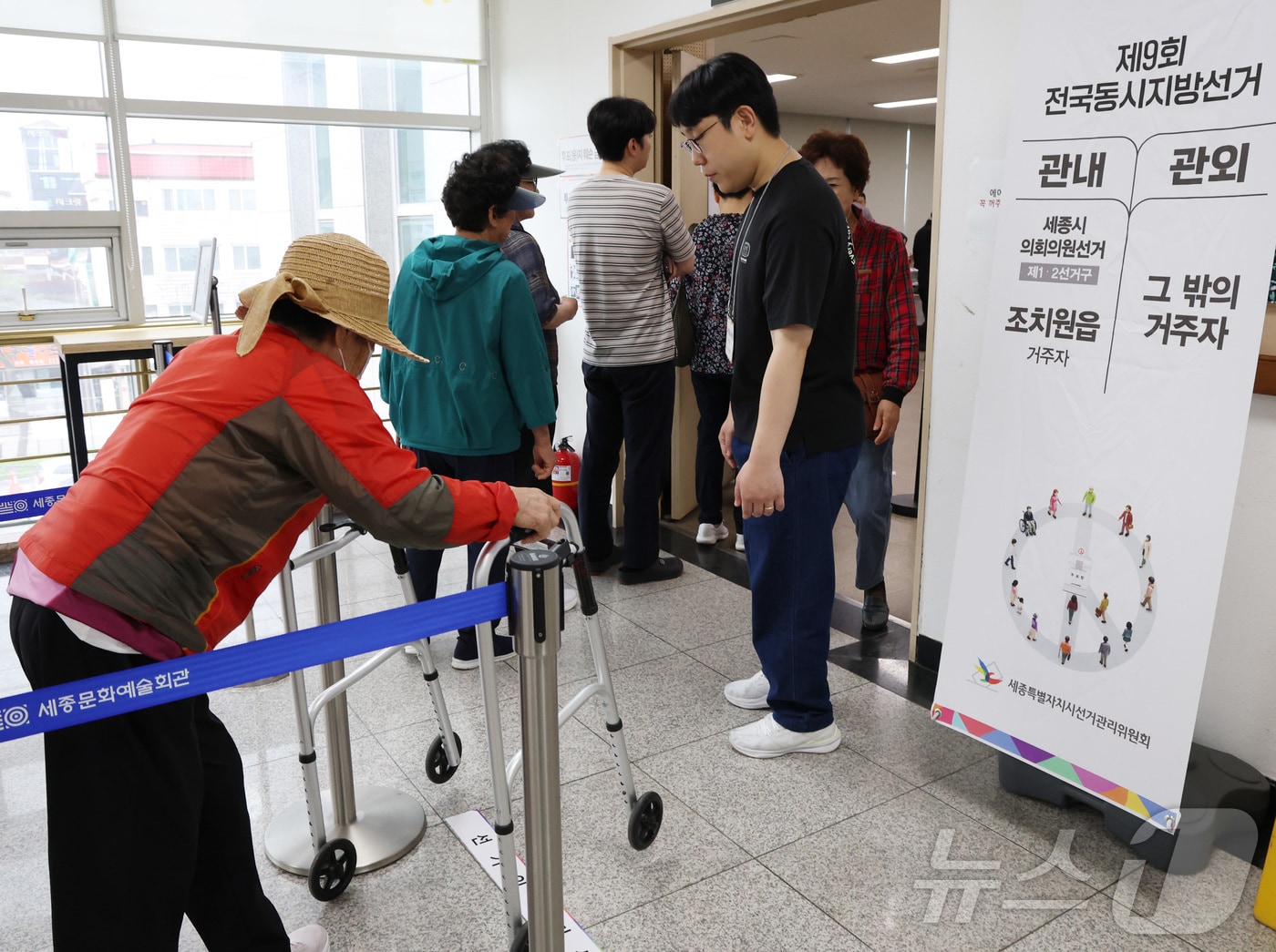 6·3 지방선거 및 국회의원 재보궐선거 사전투표 첫날인 29일 세종시 조치원읍 행정복지센터에서 몸이 불편하신 어르신이 소중한 한표 행사를 위해 투표장으로 들어가고 있다. 2026.5.29 ⓒ 뉴스1 김기남 기자