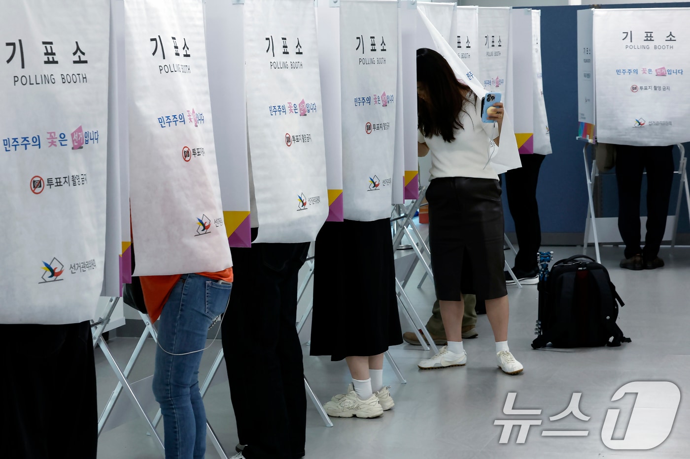 제9회 전국동시지방선거 사전 투표 첫날인 29일 낮 서울시 중구 소공동 행정복합청사에 마련된 소공동 사전투표소에 점심시간을 이용해 방문한 유권자들이 소중한 한 표를 행사하고 있다. 2026.5.29 ⓒ 뉴스1 박정호 기자
