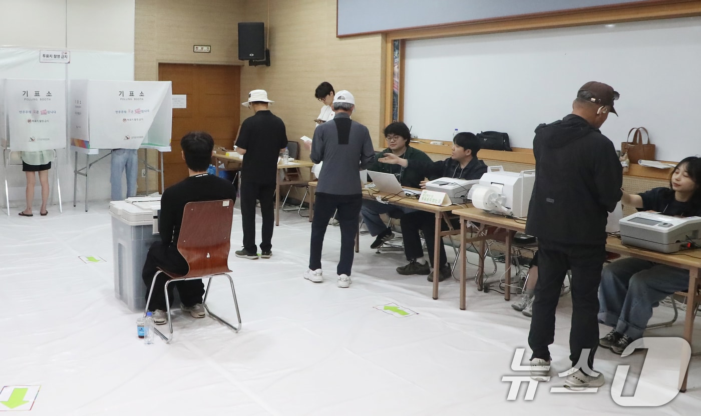6·3 지방선거 사전투표일인 29일 울산 남구 신정2동 행정복지센터에 마련된 사전투표소에서 유권자들이 투표를 하고 있다. 2026.5.29 ⓒ 뉴스1 조민주 기자