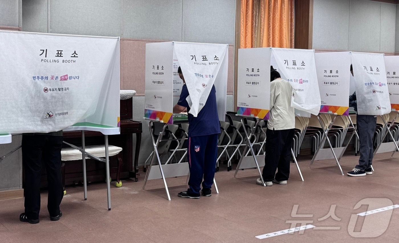 6·3 지방선거 사전투표일인 29일 오전 울산 북구 농소농협 하나로마트 문화센터에 마련된 사전투표소에서 유권자들이 투표를 하고 있다, 2026.5.29 ⓒ 뉴스1 김세은 기자
