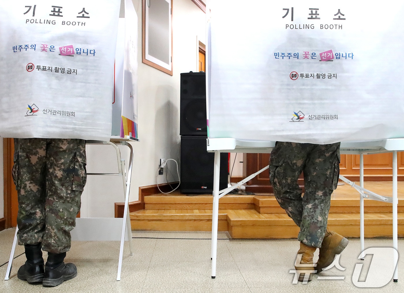 제9회 전국동시지방선거 사전투표 첫날인 29일 대구 수성구 고산2동 행정복지센터에 마련된 사전투표소를 찾은 군 장병이 기표소에서 기표하고 있다. 2026.5.29 ⓒ 뉴스1 공정식 기자