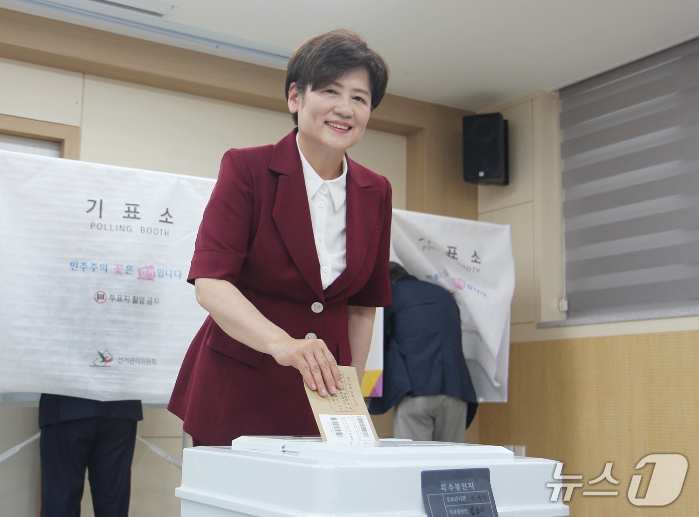 강은희 대구교육감 후보가 29일 대구 서구 원대동행정복지센터에 마련된 사전투표소에서 투표를 하고 있다. (강은희 후보 캠프 제공. 재판매 및 DB 금지) 2026.5.29/뉴스1