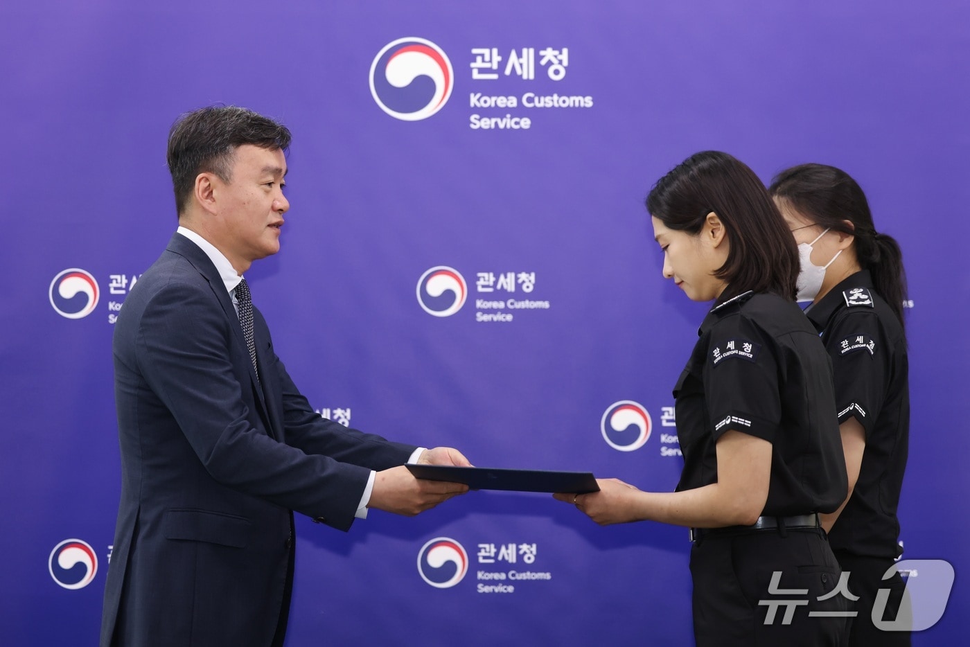 이종욱관세청장(왼쪽)이 마약류 2차 저지선에서 마약을 적발한 세관직원들에게 특별성과 포상금을 지급하고 있다.(관세청 제공.재판매 및 DB금지)/뉴스1