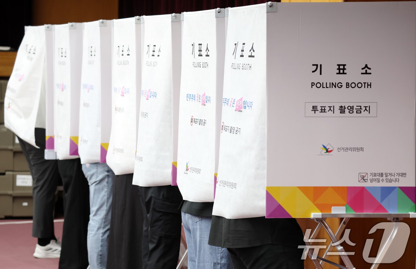 제9회 전국동시지방선거 사전투표 첫날인 29일 전북 전주시 전북특별자치도청에 마련된 사전투표소를 찾은 유권자들이 사전투표를 하고 있다. 2026.5.29 ⓒ 뉴스1 유경석 기자