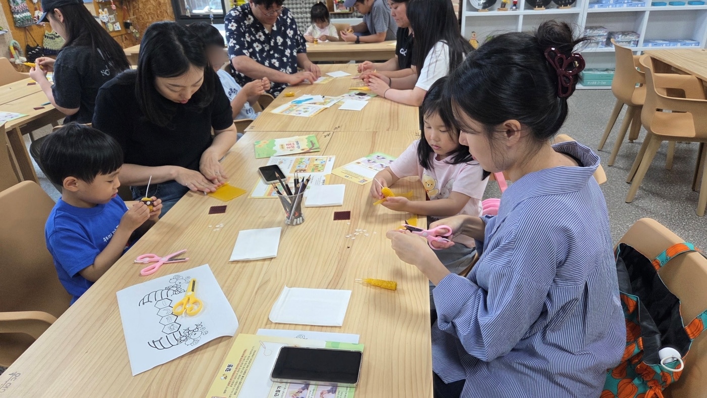 토요 가족환경교육 밀랍초 만들기 체험(성동구 제공)