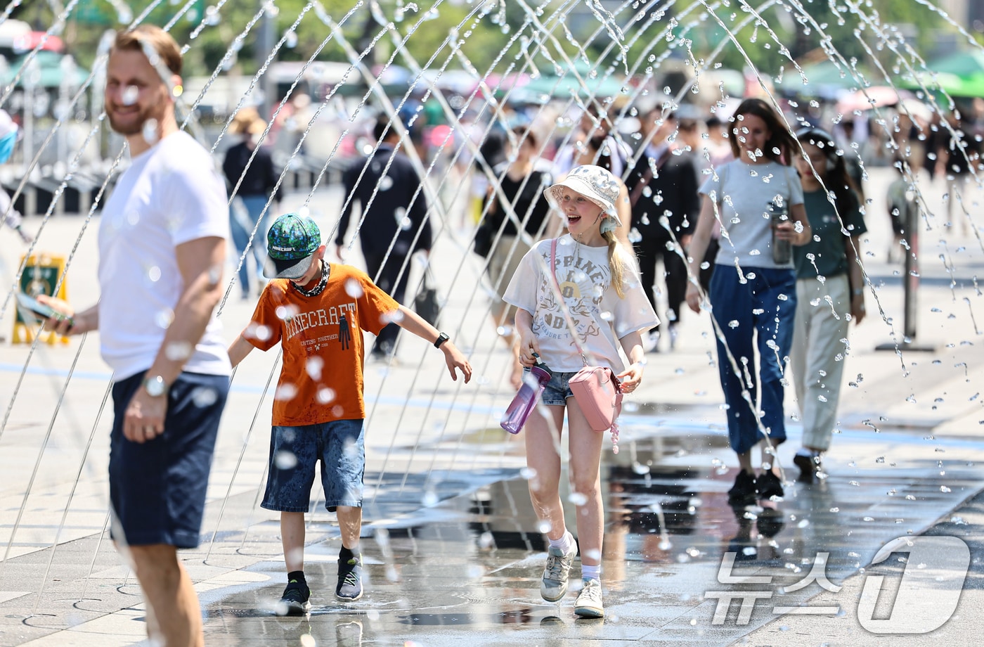 초여름 날씨를 보인 29일 서울 종로구 광화문광장 바닥분수에서 외국인 가족들이 즐거운 시간을 보내고 있다. 2026.5.29 ⓒ 뉴스1 김도우 기자