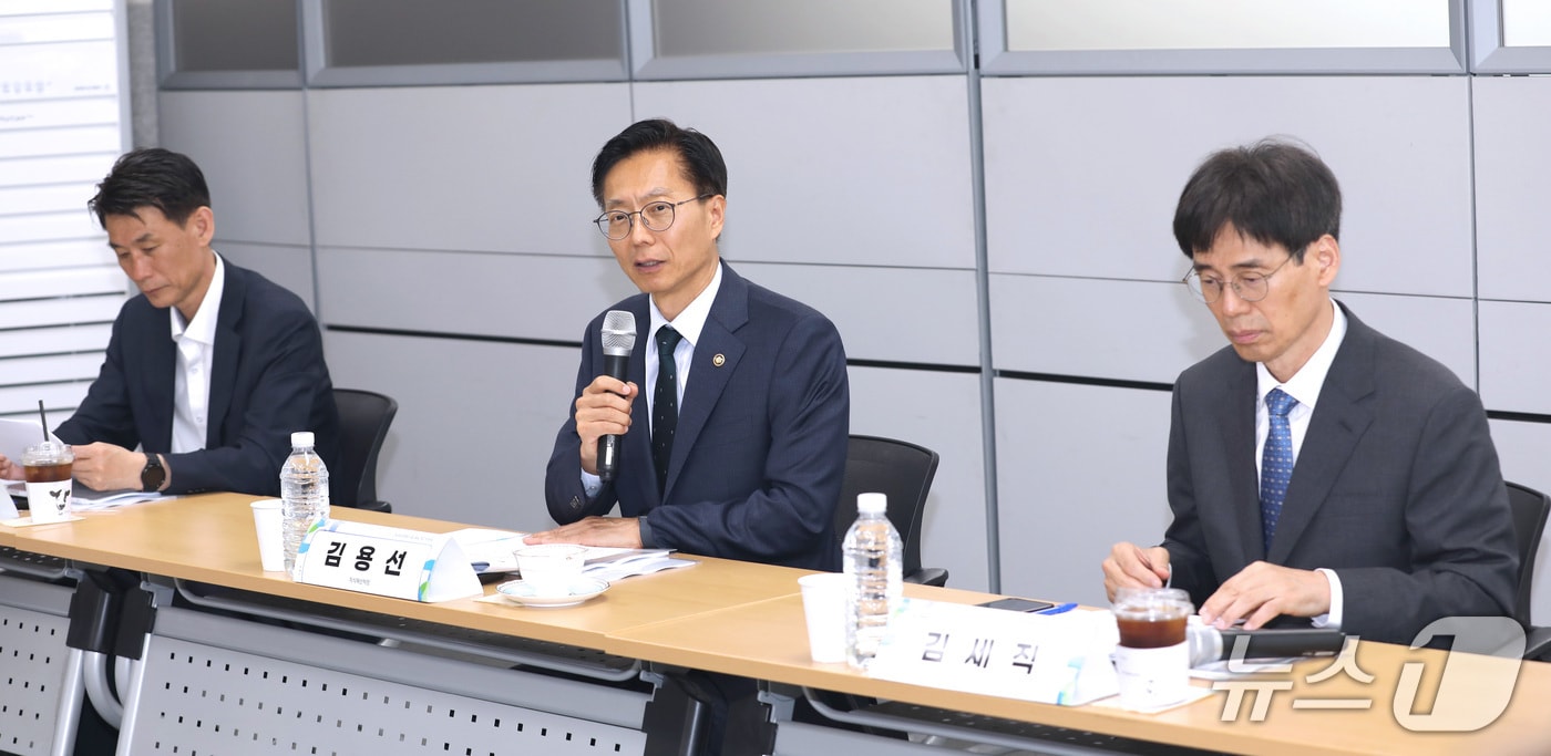 김용선 지식재산처장(왼쪽 두번째)이 '2026년 부정경쟁방지법 제도개선위원회 제2차 회의'에서 인사말을 하고 있다.(지식재산처 제공.재판매 및 DB금지)/뉴스1