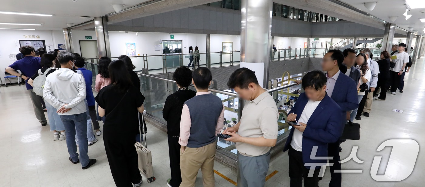 6·3 지방선거 및 국회의원 재보궐선거 사전투표 첫날인 29일 부산 연제구 연제구청에 마련된 사전투표소에서 유권자들이 투표하기 위해 줄을 서 있다. 2026.5.29 ⓒ 뉴스1 윤일지 기자