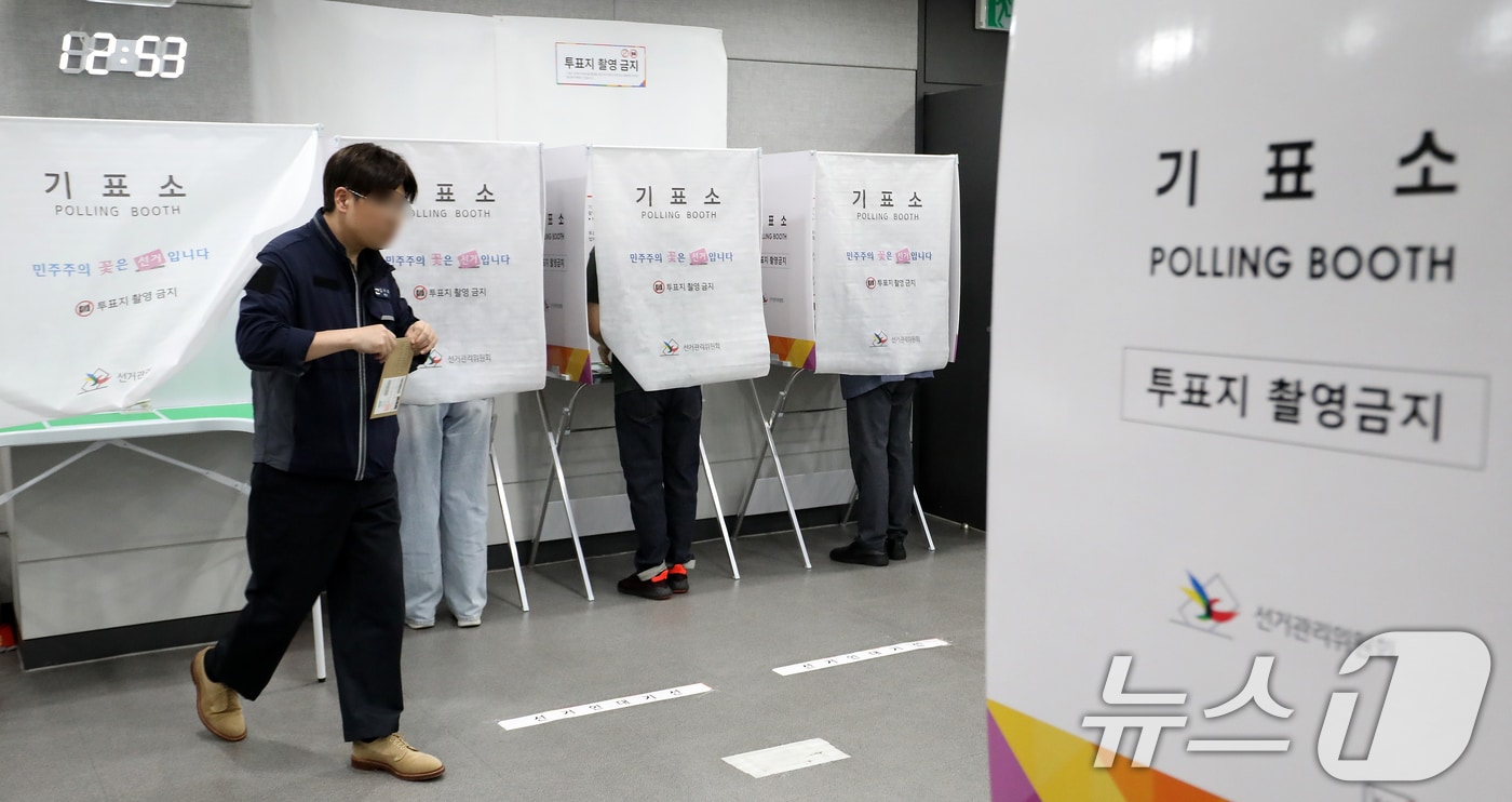 6·3 지방선거 및 국회의원 재보궐선거 사전투표 첫날인 29일 부산 연제구 연제구청에 마련된 사전투표소에서 유권자들이 소중한 한 표를 행사하고 있다. 2026.5.29 ⓒ 뉴스1 윤일지 기자