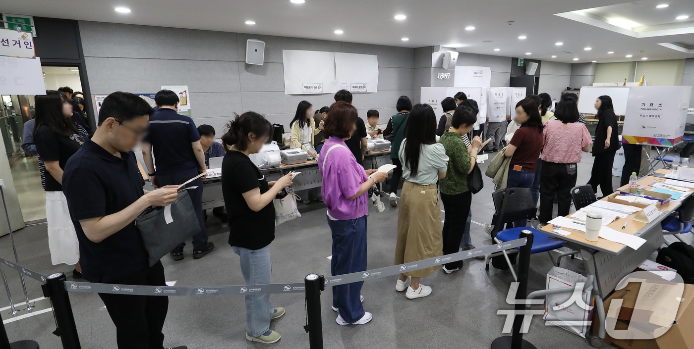 6·3 지방선거 및 국회의원 재보궐선거 사전투표 첫날인 29일 부산 연제구 연제구청에 마련된 사전투표소에서 유권자들이 투표하기 위해 줄을 서 있다. 2026.5.29 ⓒ 뉴스1 윤일지 기자