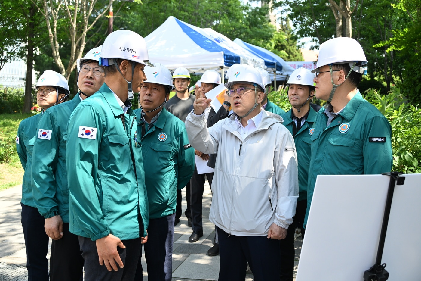 김성보 서울시장 권한대행이 29일 서대문구 서소문고가 현장을 찾아 복구 상황을 점검하고 있다.